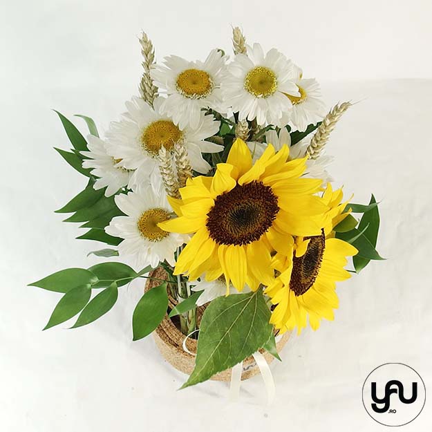 Aranjament floral cu margarete, floarea soarelui si grau