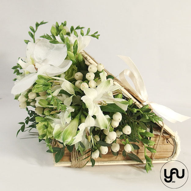 Aranjament CARTE, cu flori albe 
