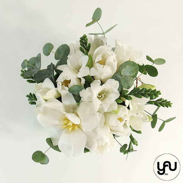 Aranjament floral llori albe lalele si frezii