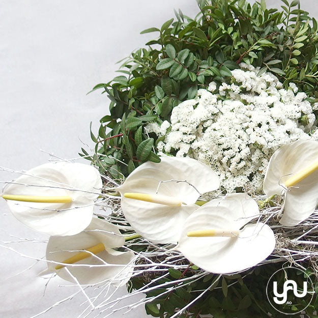Coroana funerara flori albe LIMONIUM si ANTHURIUM yau.ro yauconcept elena toader