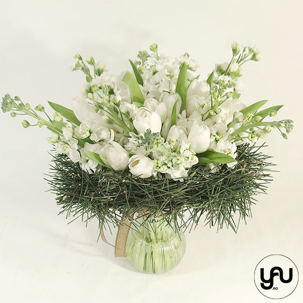 Buchet flori albe lalele si matthiola