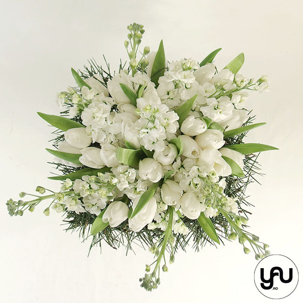 Buchet flori albe lalele si matthiola