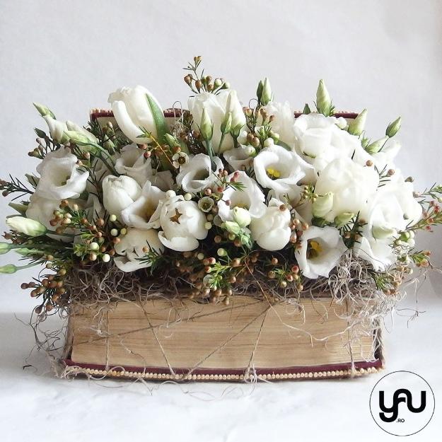 Aranjament CARTE, cu flori albe yau.ro yauconcept elena toader